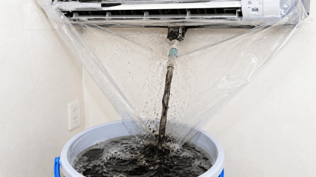 エアコンクリーニングで黒い水が出てくる様子