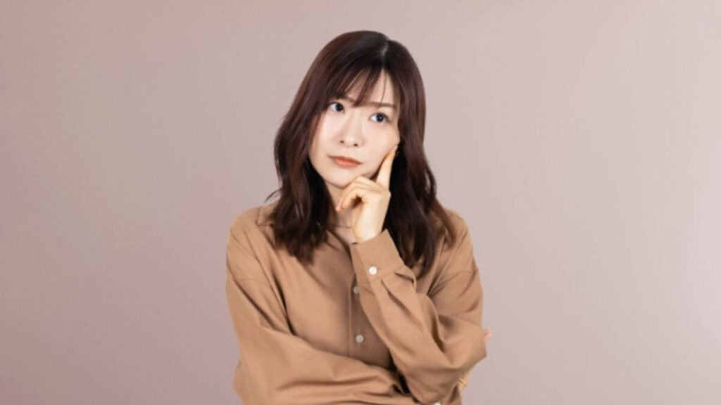 指を頬に当て疑問を感じる若い女性