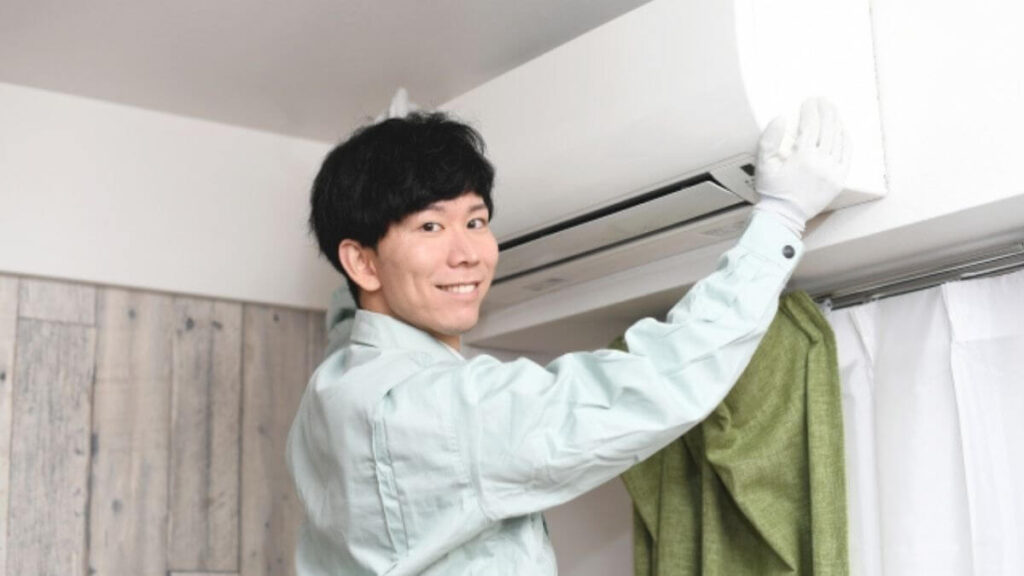 エアコンクリーニングをする作業着姿の男性
