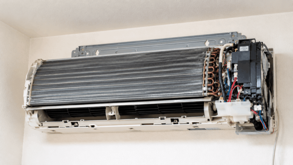 分解され熱交換器が出ているエアコン