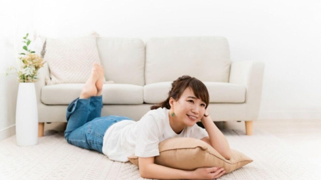 自宅で寝そべりリラックスする若い女性
