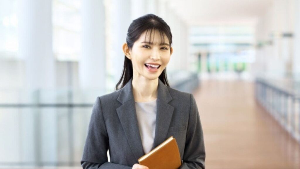 スーツ姿で説明する若い女性