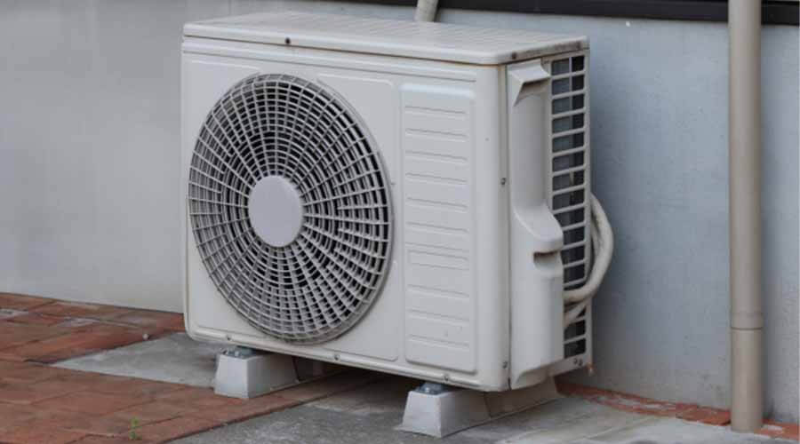 外に設置されたエアコンの室外機