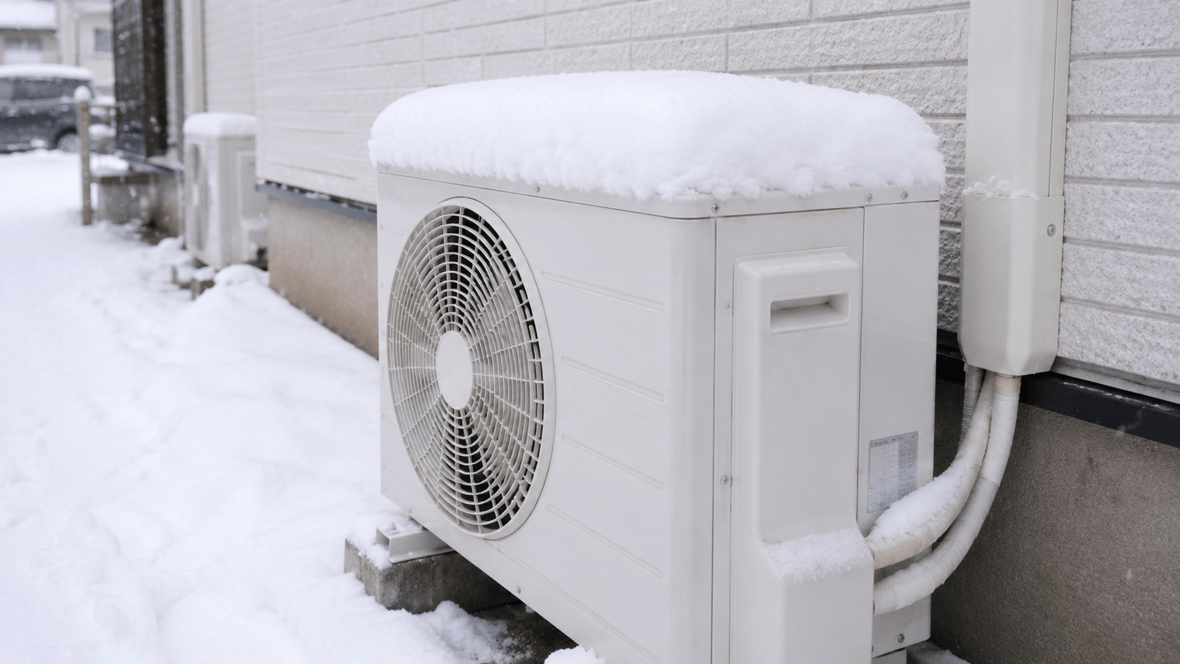 雪が積もったエアコンの室外機