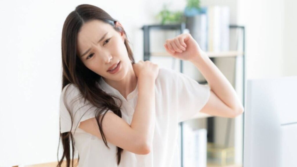 肩こりに苦しむ若い女性