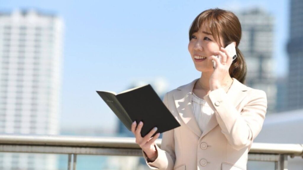 電話をするキャリアウーマン