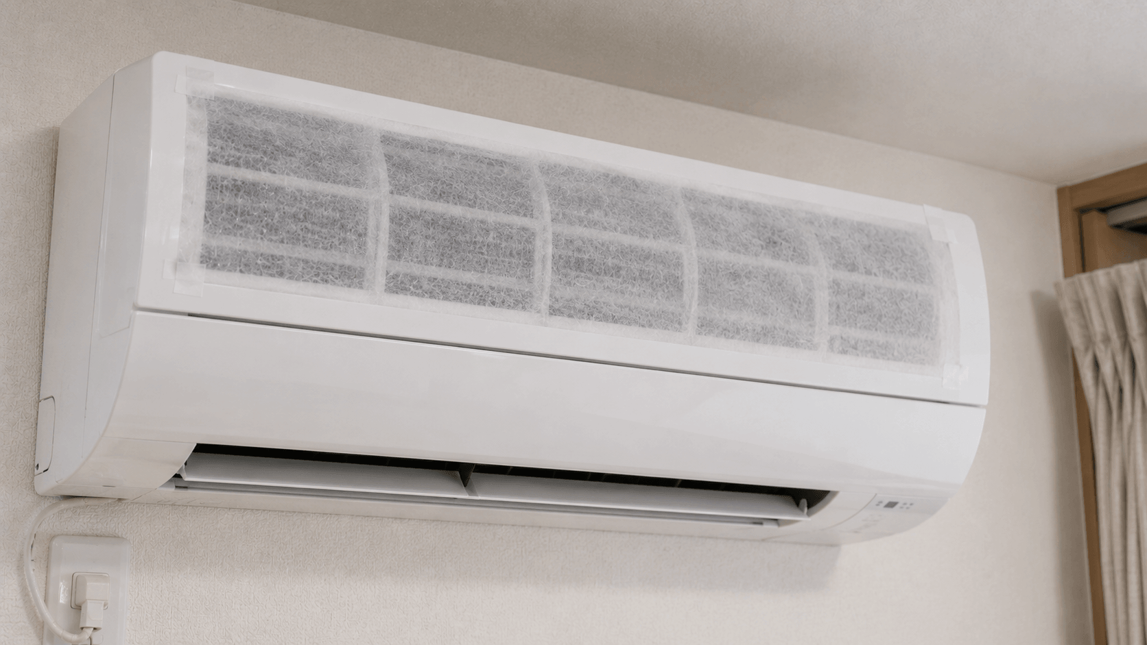 エアコンの吸気口にフィルターが貼られている様子