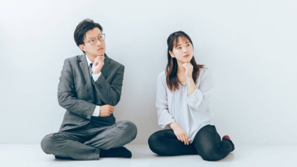 座って考える男女