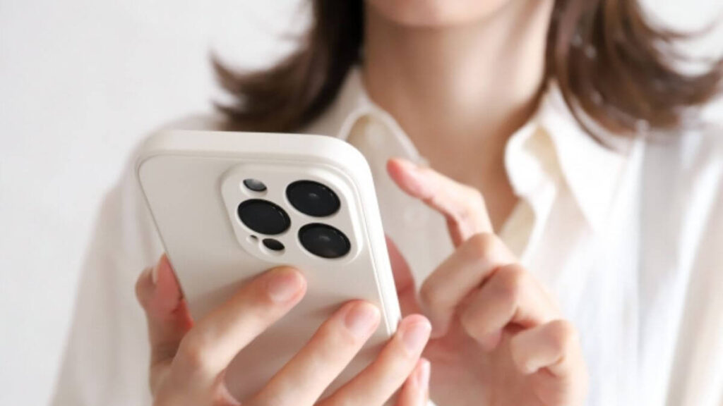 スマホで情報を探す女性