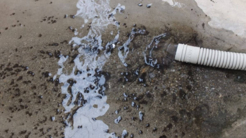 室外機から水が出ている様子